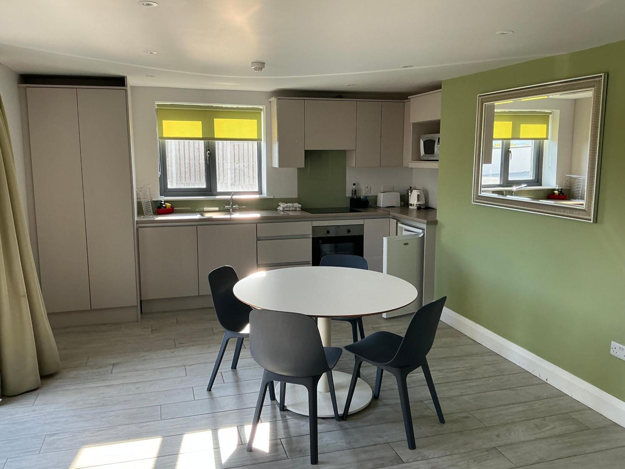 Arbutus Apartment *